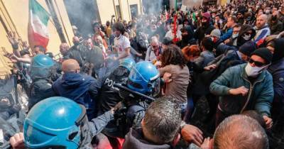 В Италии вышли на протесты против локдауна - произошли стычки