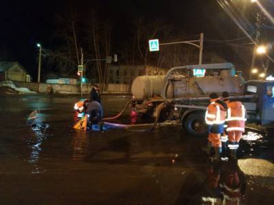 «Потоп» на Октябрьском проспекте устранен, движение транспорта возобновлено
