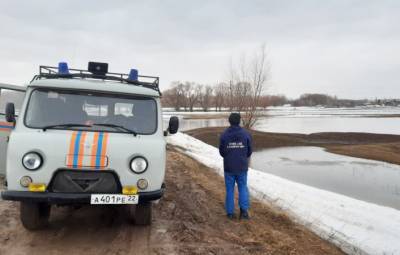 Паводок вплотную подошел к жилым домам в Красноярском крае