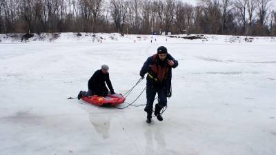 Спасатели Уфы вытащили провалившуюся под лёд собаку