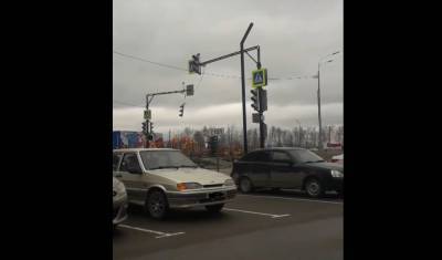 В Липецке ветер оторвал светофор и сломал дорожный знак. Видео