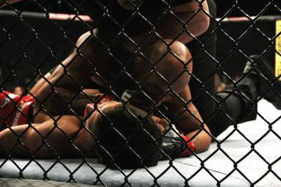 Бывший чемпион UFC впервые в карьере досрочно проиграл бой. Он был нокаутирован на турнире ONE. ВИДЕО