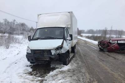 В Тверской области водитель легковушки получил открытый перелом ноги в ДТП