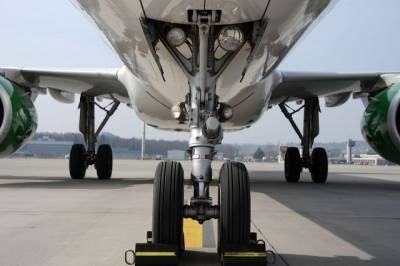 В Шереметьево у самолета Boeing 777 задымилась стойка шасси