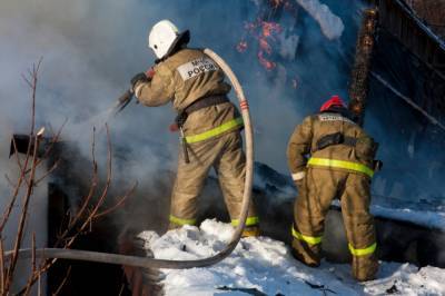 Мужчина чуть не сгорел заживо в подвале горящего дома в Карелии