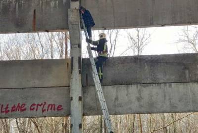 Опасные игры: в Днепре подросток залезла на 8-метровую бетонной балку. Но спуститься не смогла