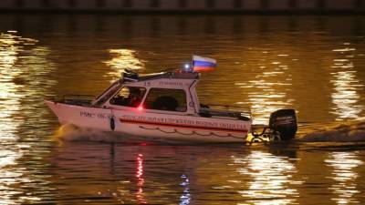 Девушку спасли с дрейфующей по Москве-реке льдины
