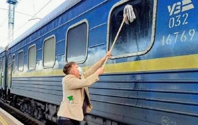 "Убирать УЗ нелегко": возмущенный грязью иностранец помыл окно поезда