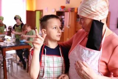 В Астрахани бабушки из бойцовского клуба следят за детьми