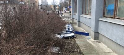 «Выброшенный универсам» нашли под кустами в Петрозаводске (ФОТО)