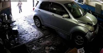 Перепутала педали: в Якутске клиентка насмерть задавила работника автосервиса — видео