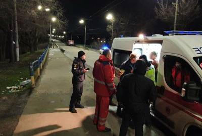 В Кривом Роге спасатели вытащили из воды девушку, спрыгнувшую в воду из автомобильного моста