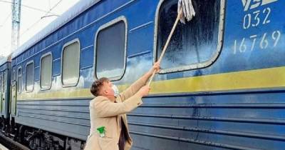 "Непросто, но надо делать": иностранец вымыл грязное окно поезда Укрзализныци (фото)