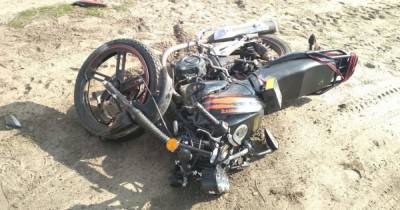 На Волыни несовершеннолетние сестры на мотоцикле влетели в ограждение: водитель погибла