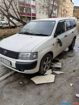 В Южно-Сахалинске на припаркованный автомобиль упал кусок фасада