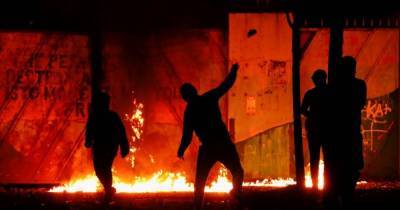 В Северной Ирландии вспыхнули беспорядки: протестующие сожгли автобус и ранили 40 полицейских (фото)