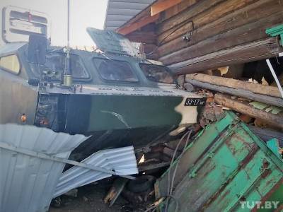 Военные начали восстанавливать пострадавший от пусковой установки жилой дом под Осиповичами