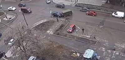 "Буханка" смяла иномарку на перекрестке в Липецке. Видео