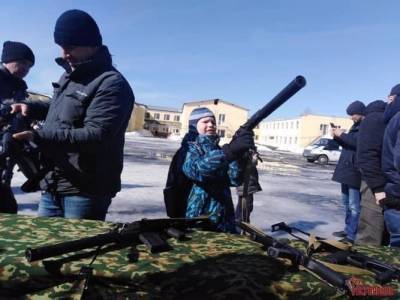 В Екатеринбурге детям росгвардейцев провели экскурсию по базе ОМОН и дали подержать оружие