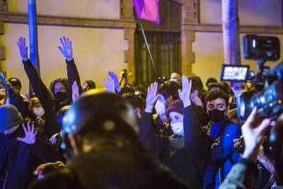 Ожесточенные бои радикалов с полицией в Мадриде сняли на видео