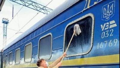 Датчанин купил швабру и сам помыл грязное окно в купе поезда Измаил–Киев - фото и реакция сети - ТЕЛЕГРАФ