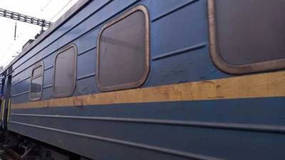 Возмущенный грязью поезда УЗ иностранец сам помыл окно вагона