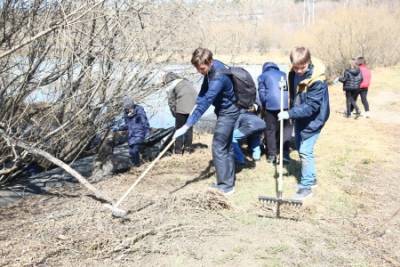 Иркутские школьники провели субботник в Пади Долгая