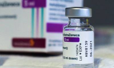 Людям моложе 30 лучше не прививаться AstraZeneca. Но в Латвии вакцина остается