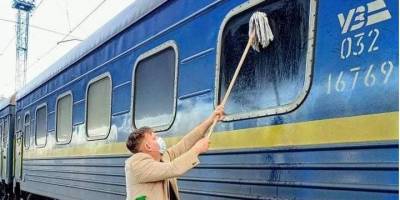 Грязь «давняя и устойчивая». Датчанин купил швабру и самостоятельно помыл окно поезда Измаил — Киев