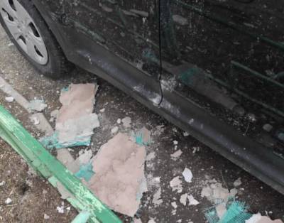 В Липецке припаркованные у дома автомобили засыпало штукатуркой