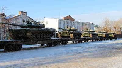 Мотострелковое соединение ВВО приняло на вооружение модернизированные танки Т-80БВМ