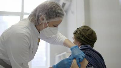 Центр "Вектор" сообщил о случаях заражения COVID-19 после вакцинации "ЭпиВакКороной"