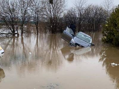 "Ваше авто может утонуть". Уральский поселок Прохладный уходит под воду