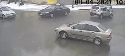 Водитель иномарки спровоцировал опасное лобовое столкновение в центре Петрозаводска (ВИДЕО)