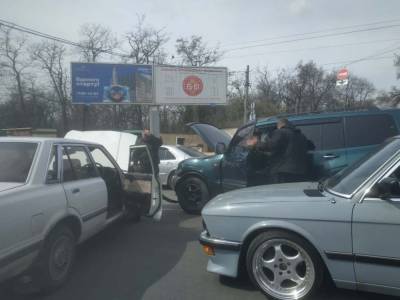Тройное ДТП на одесской на Люстдорфской дороге создало пробку возле «Красного креста» - odessa-life.od.ua - Одесса