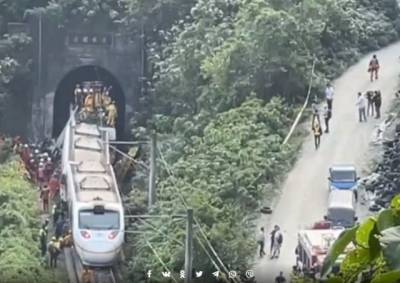 В Сети опубликовали момент крушения поезда в Тайване (ВИДЕО)