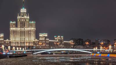Дрейфующую на льдине девушку заметили ночью в центре Москвы