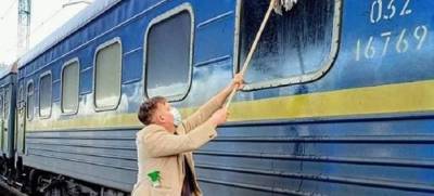 Иностранец не выдержал грязи украинских поездов и сам помыл вагон