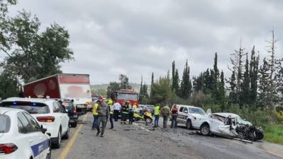 Две машины столкнулись с грузовиком на севере Израиля: 1 погибший, 2 раненых