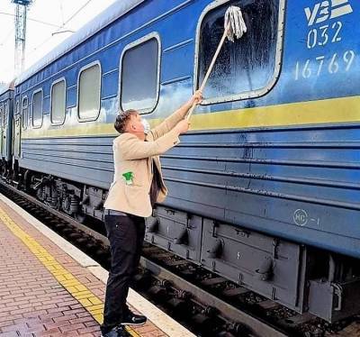 «Грязь древняя и устойчивая»: датчанин приобрел швабру и вымыл окно поезда «Киев – Измаил»