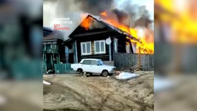 Видео из Сети. Объяты красным пламенем: в нижегородской деревне дотла сгорели два дома