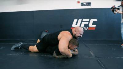 Ловкость против горы мышц: боец UFC сошелся на ринге со стронгменом – видео