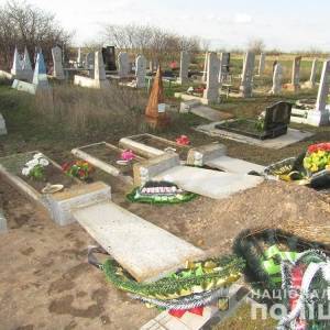 В Запорожской области школьник разгромил 17 памятников на кладбище. Фото