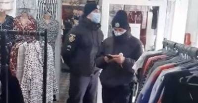 "Своим матерям рассказывайте": в Черновцах бизнесменки выгнала из магазина двух полицейских во время проверки (видео)