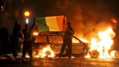 Семь полицейских пострадали при столкновения в Северной Ирландии
