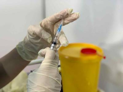 Доктор Мясников заявил о неизбежности остановки коронавируса вакцинацией