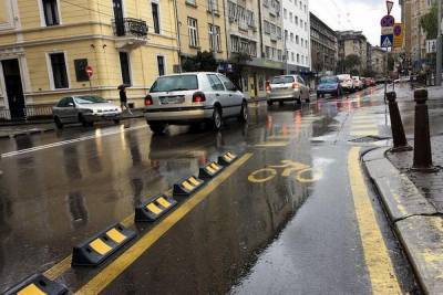 У Києві пропонують створити кілометр захищених велосмуг — відокремити їх від автомобільних делінеаторами