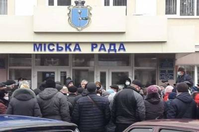 Тарифный майдан в Лубнах: протестующие штурмуют здание горсовета