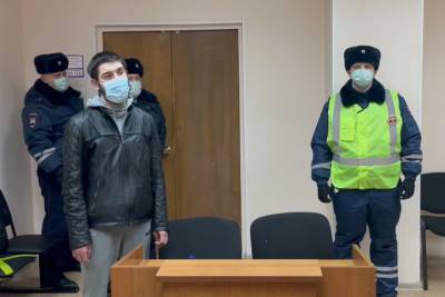 В Москве лишили прав водителя, снимавшего на видео езду по встречке