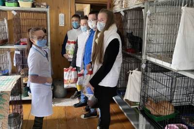 Молодые активисты Марий Эл подарили еду приюту для животных